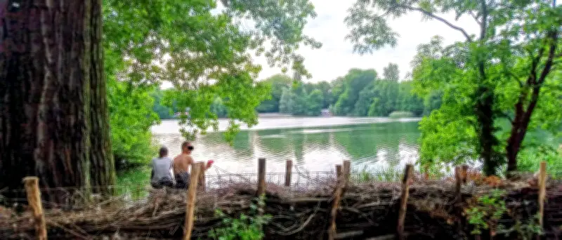 Weißer See: Hecke stoppt Wildbaden? Erste Bilanz der Ufer-Sperrung