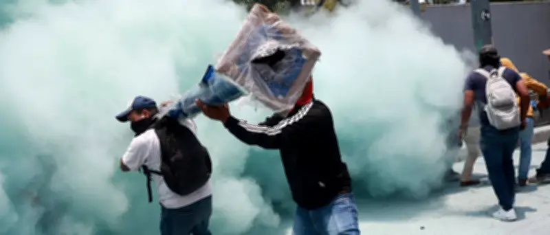 WM-Chaos in Mexiko-Stadt: Lehrer kapern die Fanzone im Zócalo