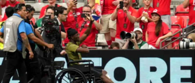WM in Vancouver: Verletzter Koné im Rollstuhl im Stadion gefeiert