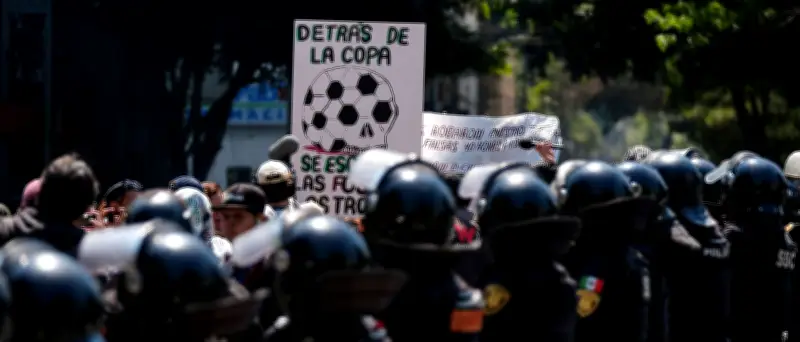 WM-Proteste in Mexiko-Stadt: Lehrer stürzen Skulpturen um