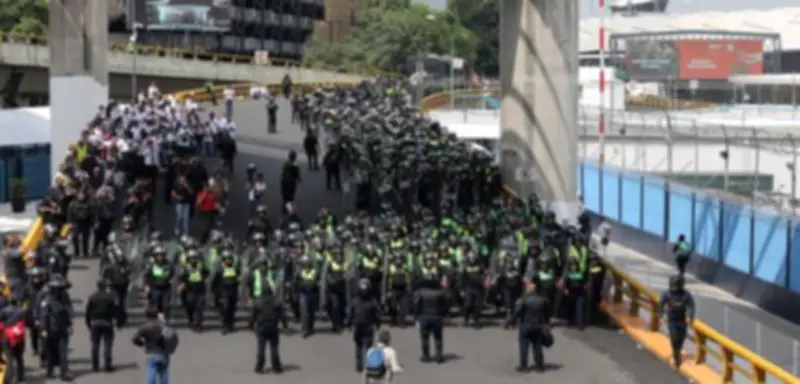 WM-Start in Mexiko: Polizei schützt Flughafen vor Lehrerprotesten