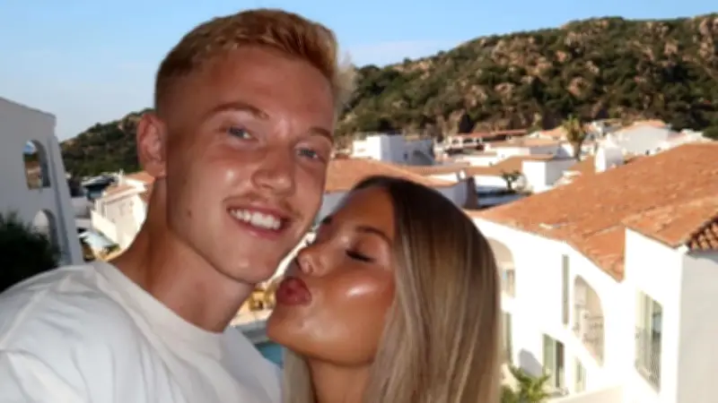 Yacht-Geburtstag mit Amanda: Eintracht-Star Larsson feiert WM-Frust weg
