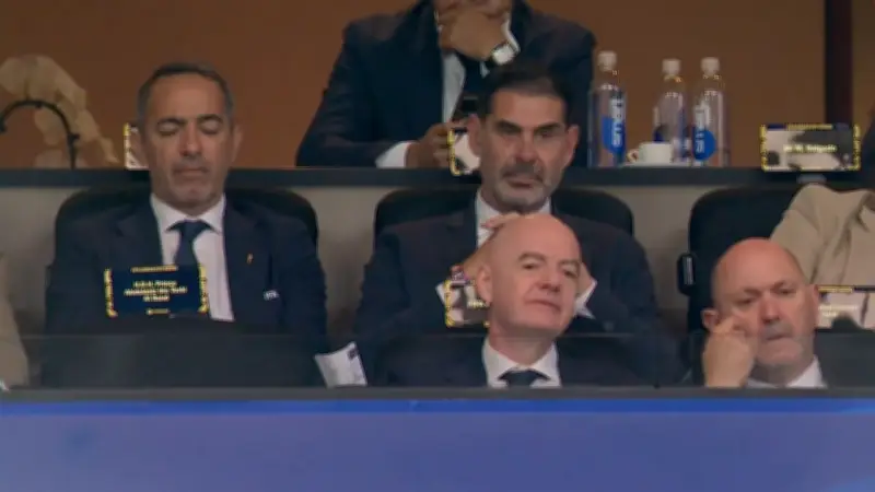 Youri Djorkaeff: Weltmeister döst bei Spanien-Show im Stadion