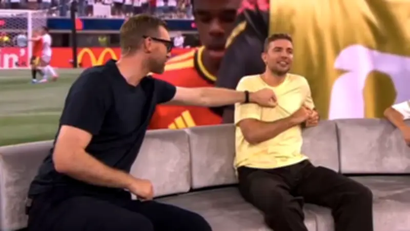 ZDF-WM-Studio: Mertesacker zerrt an Kramers T-Shirt bei Rotkarten-Diskussion