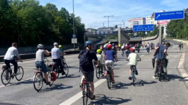 Zehntausende Radler fordern Ausbau statt Rückbau bei Sternfahrt in Berlin