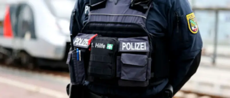 Zugbegleiterin attackiert: Fahrgast schlägt Frau ins Gesicht