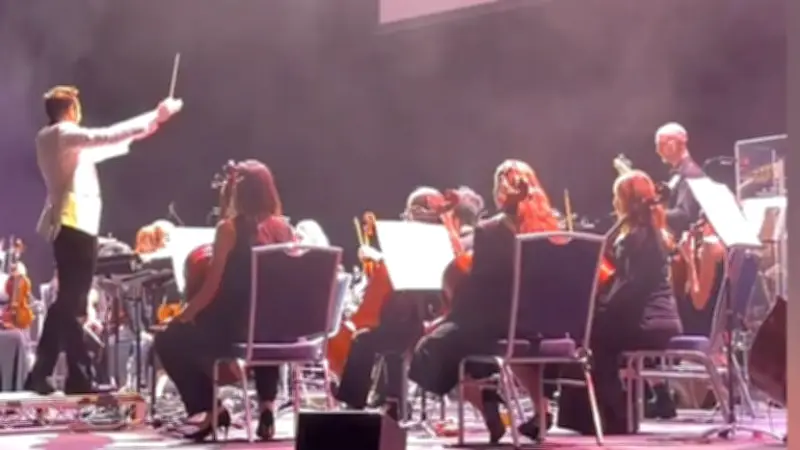 Zuschauer rettet Konzert: Spontanes Klaviersolo nach Ausfall des Pianisten