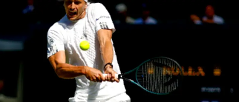Zverev kämpft sich in Wimbledon trotz Problemen in Runde zwei