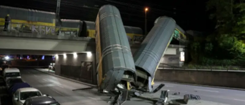Zwei Güterzug-Waggons stürzen in München von Brücke – Person lebensgefährlich verletzt