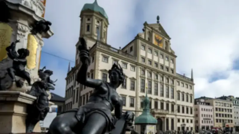 Zwei Männer klettern über Gerüst in Augsburger Rathaus und werden festgenommen