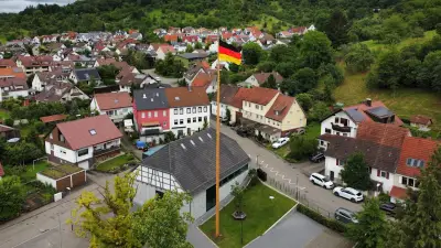 29 Meter hoch: Deutschlands größte Deutschland-Fahne in Miedelsbach