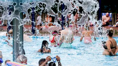 30 Grad in Berlin: Überfüllte Bäder und Gewitter zum Wochenendstart