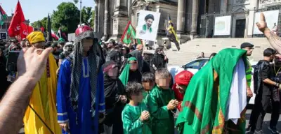 Berliner Polizei stoppt Schiiten-Demo mit gefesselten Kindern bei 40 Grad