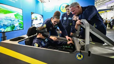 Berliner Schüler präsentieren Flugsimulator auf der ILA