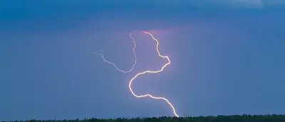 Blitz schlägt in Wohnhaus in Hönow ein: 100.000 Euro Schaden