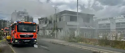 Brand in ehemaligem Autohaus in Berlin-Neukölln: Zwölf Obdachlose entdeckt