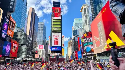 Deutsche WM-Party auf dem Times Square: Hunderte Fans feiern in Weiß