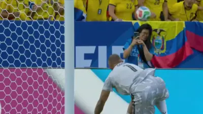 Fotografin schaut nur aufs Handy: Peinlicher Moment bei WM