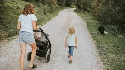 Hitze im Kinderwagen: So schützen Sie Ihr Baby vor Überhitzung