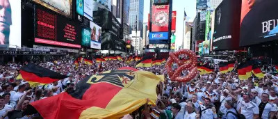 Hunderte Deutschland-Fans feiern am Times Square vor Ecuador-Spiel