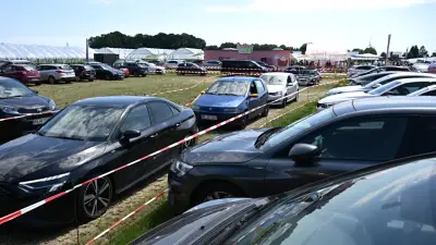 Massenansturm auf Deutschlands erstes Erdbeer-Drive-in in Bottrop