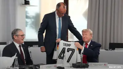 Merz schenkt Trump DFB-Trikot mit Trump und Nummer 47
