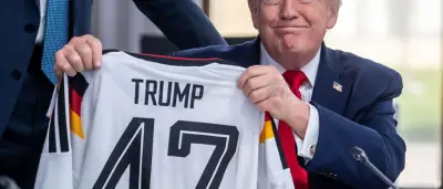 Merz schenkt Trump Nationalmannschafts-Trikot mit Nummer 47