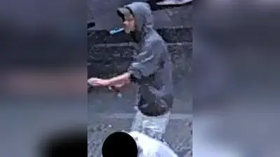 Messerangriff am Alexanderplatz: Polizei fahndet mit Fotos nach Tatverdächtigem