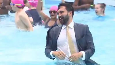 New Yorker Bürgermeister springt im Anzug ins Freibad zur Saisoneröffnung