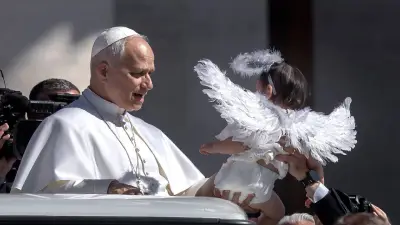 Papst Leo XIV. segnet Engel-Kind: Rührende Begegnung auf dem Petersplatz