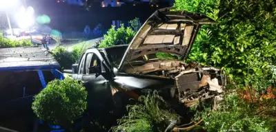 Pick-up mit neun Insassen rast in Vorgarten: Fahrer alkoholisiert