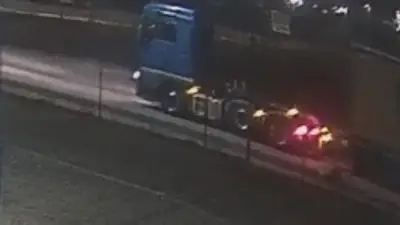 Polizei fahndet nach blauem MAN TGX: Todesfalle auf A281
