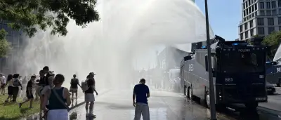 Polizei setzt Wasserwerfer gegen Hitze in Berlin ein