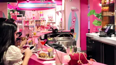 Public Viewing im Barbie-Café: WM-Fieber in Bostons pinkem Traumhaus