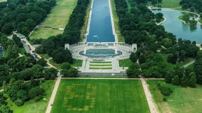 Riesen-Drohung auf Washingtoner Wiese: Zahlen 8647 gegen Trump