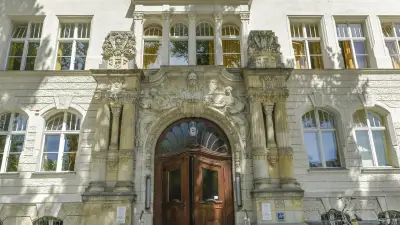 Rätselhafter Vorfall an Barbarossa-Grundschule: Fünftklässler springt aus Fenster