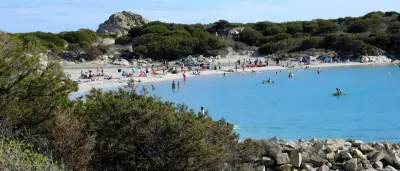 Sardinien: Traumstrand verbietet Sonnenschirme für bestimmte Altersgruppen