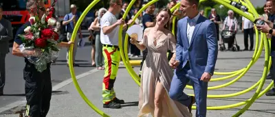 Schnapszahl-Datum: 32 Paare heiraten in Berlin-Schöneberg bei Hitze