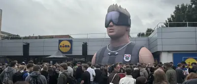 Ski Aggu begeistert Hunderte bei Gratis-Konzert auf Lidl-Parkplatz in Berlin