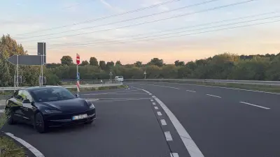 Tesla auf A10 bei Berlin verlassen: Polizei rätselt über Vorfall