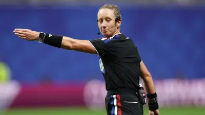 US-Schiri Tori Penso pfeift Deutschland gegen Ecuador bei WM