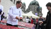 300-Meter-Erdbeertorte: Berliner Konditoren sammeln Spenden für Hospiz