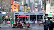 50.000 Dollar für WM-Gucken: Zwei Männer im Glaskasten auf dem Times Square