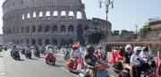 80 Jahre Vespa: Tausende feiern Kult-Roller mit Parade in Rom