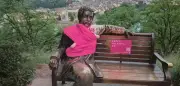 Aktion in der Schweiz: Einstein-Statue als moderner Papi mit Babytragetuch