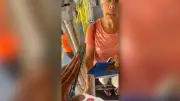 Arroganz-Ansage an 80-Jährige: Mann blockiert Treppe und filmt