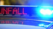 Auto fliegt aus Kurve: Jugendlicher in Lebensgefahr nach Unfall in NRW