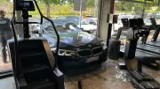 Auto kracht in Bochumer Fitnessstudio: Fahrer hat Glück im Unglück