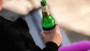 Baby und Kleinkind trinken Bier am Badesee – Polizei ermittelt