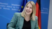 Bauministerin Hubertz heiratet standesamtlich: Hochzeitsfoto auf Instagram